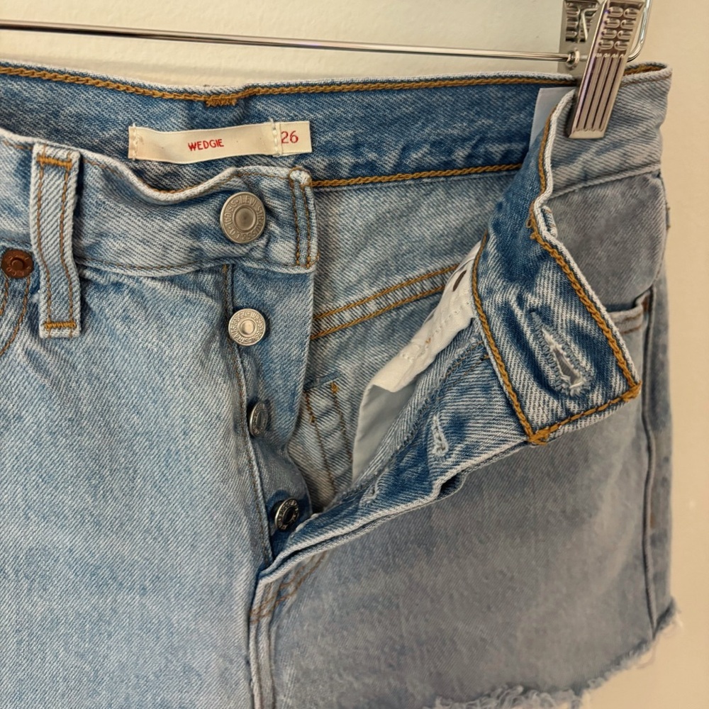 Levi's High Rise Wedgie Fit Distressed Shorts - Size 26 - Picture 5 of 12